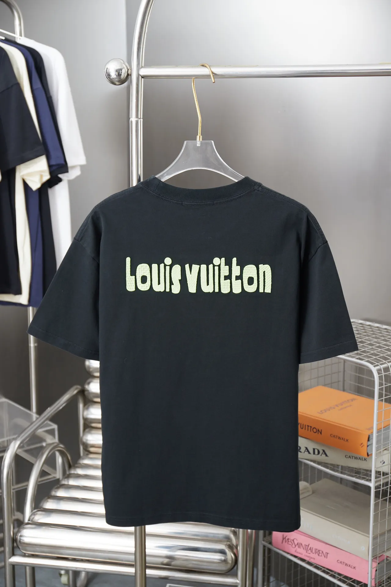 🅿️190 1V 25SS early spring new style embroidered LV letter short sleeves light luxury essential item for daily commuting for men and women Correct version Welcome to compare Detailed features · 320g 100% pure cotton double yarn jersey fabric · Special thickened 32 pieces of double-strand 1X1 thread in the same vat · Imported Tajima machine hollow show embroidery LV letter craft. Ready-made clothes are washed to make the embroidery softer · Double-needle stitching and cross-seam technology · Original main mark, washed tag, brand moisture-proof paper packaging Color: black/white/grey Size: S/M/L/XL